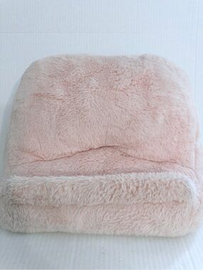 Pillowfort Faux Fur Tablet Book Holder